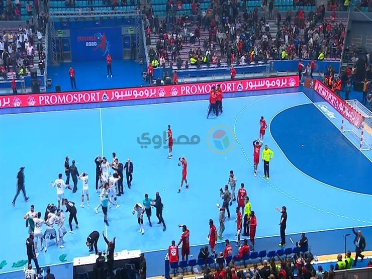 بالفيديو.. لحظة اعتداء الجمهور التونسي على لاعبي منتخب مصر لليد بالفيديو.. لحظة اعتداء الجمهور التونسي على لاعبي منتخب مصر لليد
