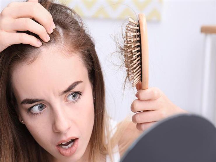 مرضى كورونا يبلغون عن فقدانهم لكميات كبيرة من الشعر مرضى كورونا يبلغون عن فقدانهم لكميات كبيرة من الشعر