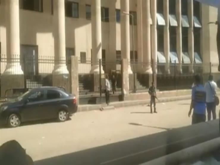 فيديو.. إخلاء مبنى محكمة شمال الجيزة بعد الاشتباه بالعثور على قنبلة فيديو.. إخلاء مبنى محكمة شمال الجيزة بعد الاشتباه بالعثور على قنبلة