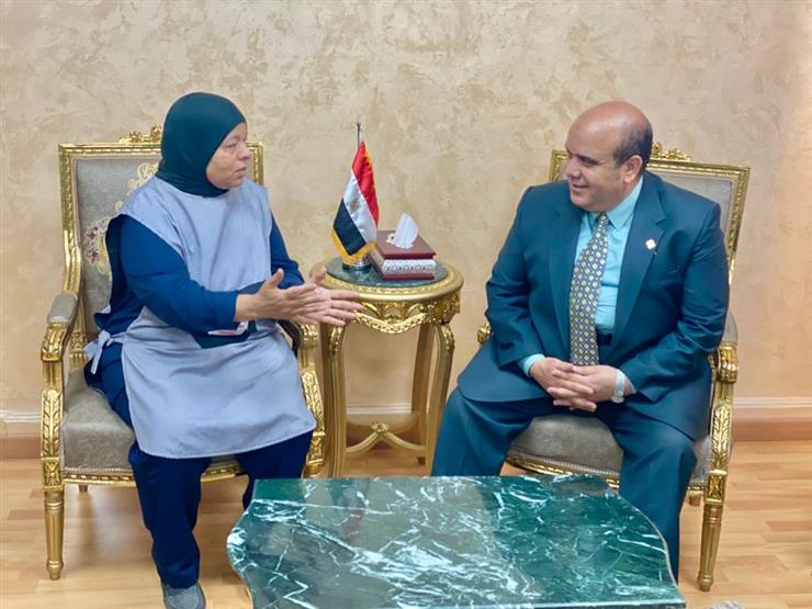 وزير العدل يُكرم عاملة بمحكمة شمال الجيزة بعد إبلاغها عن وجود جسم غريب ثبت "سلبيته" وزير العدل يُكرم عاملة بمحكمة شمال الجيزة بعد إبلاغها عن وجود جسم غريب ثبت "سلبيته"