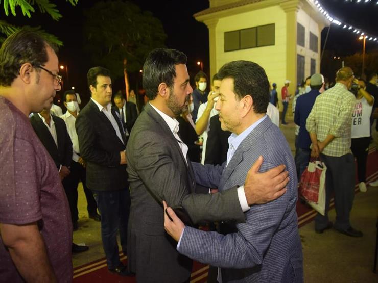 هاني شاكر وأحمد بدير يقدمان واجب العزاء في محمود ياسين (صور) هاني شاكر وأحمد بدير يقدمان واجب العزاء في محمود ياسين (صور)