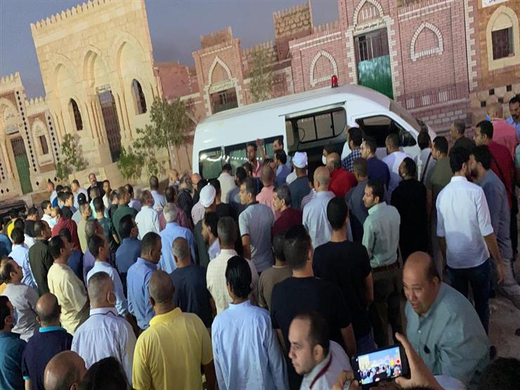 أم البطل.. شاهد لحظة صلاة الجنازة ودفن جثمان والدة الشهيد أحمد منسي بجواره أم البطل.. شاهد لحظة صلاة الجنازة ودفن جثمان والدة الشهيد أحمد منسي بجواره
