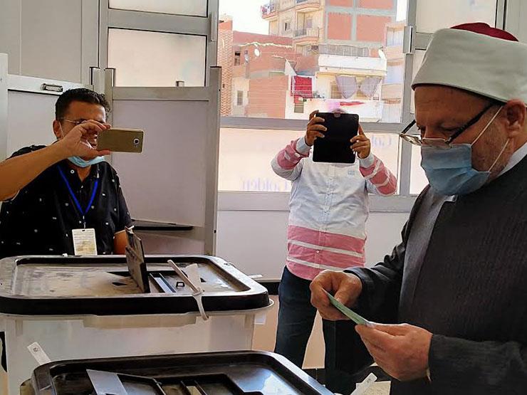 مفتي الجمهورية يدلي بصوته بمسقط رأسه في البحيرة مفتي الجمهورية يدلي بصوته بمسقط رأسه في البحيرة