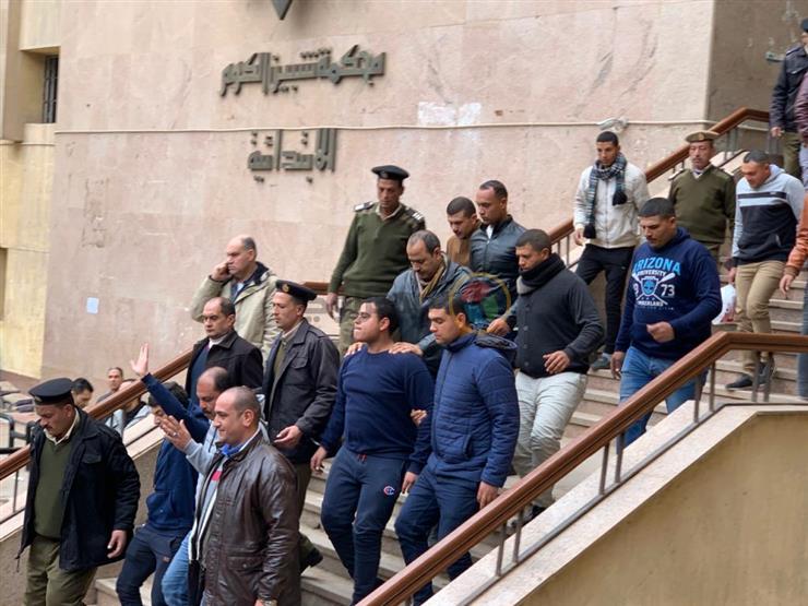 راجح يشير بيده لحظة خروجه من محكمة شبين الكوم- صورة راجح يشير بيده لحظة خروجه من محكمة شبين الكوم- صورة