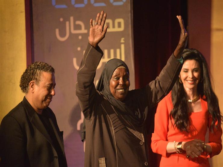 "القومي للمرأة" يهنئ مكة عبداللاه لتكريمها في مهرجان أسوان الدولي "القومي للمرأة" يهنئ مكة عبداللاه لتكريمها في مهرجان أسوان الدولي