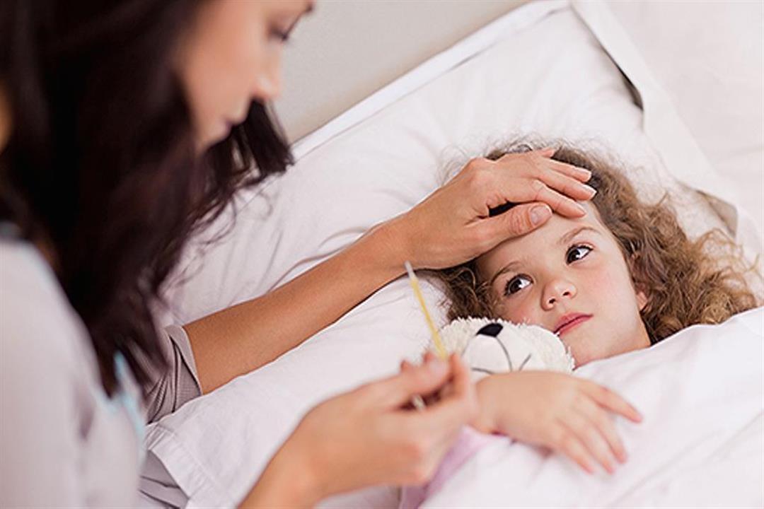 الكمادات مفيدة.. كيف تتعاملين مع ارتفاع حرارة طفلِك قبل الذهاب للطبيب؟ الكمادات مفيدة.. كيف تتعاملين مع ارتفاع حرارة طفلِك قبل الذهاب للطبيب؟