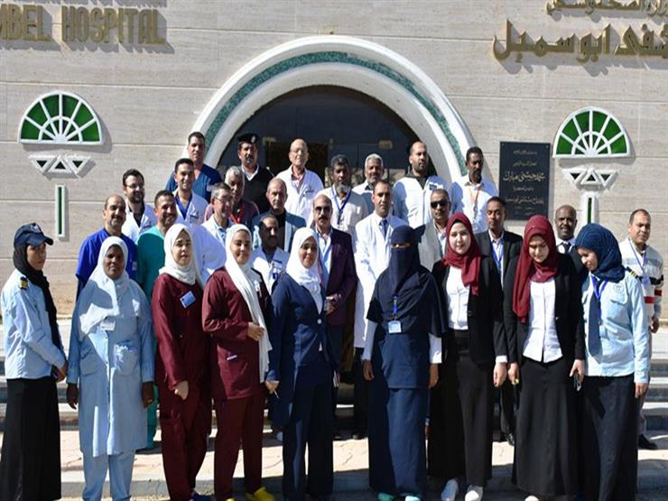 محافظ أسوان يستقبل السائحين بمطار أبو سمبل محافظ أسوان يستقبل السائحين بمطار أبو سمبل