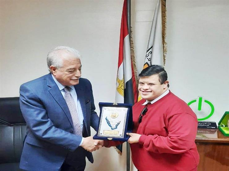 لتفوقه في المشغولات اليدوية.. محافظ جنوب سيناء يكرم شابًا من ذوي الهمم لتفوقه في المشغولات اليدوية.. محافظ جنوب سيناء يكرم شابًا من ذوي الهمم