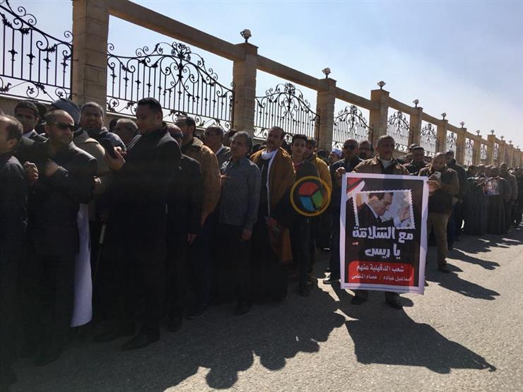الأمن يكشف على بطاقات مواطنين احتشدوا لتشييع مبارك ويعدهم بحضور الجنازة (صورة) الأمن يكشف على بطاقات مواطنين احتشدوا لتشييع مبارك ويعدهم بحضور الجنازة (صورة)