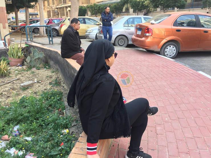 وفاءً للنذر.. مواطنون ينتظرون جثمان مبارك أمام المقابر لإلقاء النظرة الأخيرة وفاءً للنذر.. مواطنون ينتظرون جثمان مبارك أمام المقابر لإلقاء النظرة الأخيرة