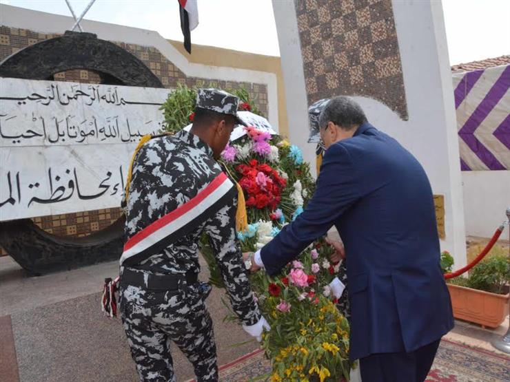 بمناسبة العيد القومي.. محافظ المنيا يضع إكليل الزهور على النصب التذكاري بمناسبة العيد القومي.. محافظ المنيا يضع إكليل الزهور على النصب التذكاري