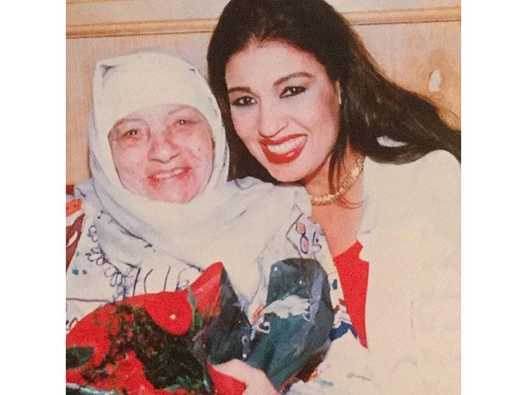 فيديو| بـ"الحجاب".. فيفي عبده توجه رسالة لوالدتها الراحلة وتهنئ الأمهات بمناسبة عيد الأم فيديو| بـ"الحجاب".. فيفي عبده توجه رسالة لوالدتها الراحلة وتهنئ الأمهات بمناسبة عيد الأم