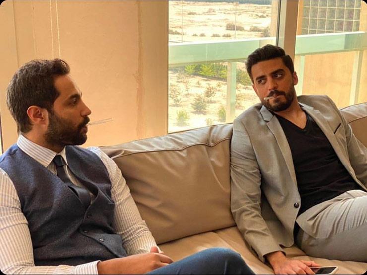 "يضع ترمومتر حرارة".. كريم فهمي وإسلام جمال من كواليس "ونحب تاني ليه" "يضع ترمومتر حرارة".. كريم فهمي وإسلام جمال من كواليس "ونحب تاني ليه"