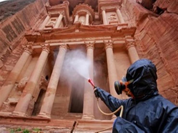 الأردنيون يبدأون الخروج من منازلهم للتسوق بعد تخفيف منع التجول الأردنيون يبدأون الخروج من منازلهم للتسوق بعد تخفيف منع التجول