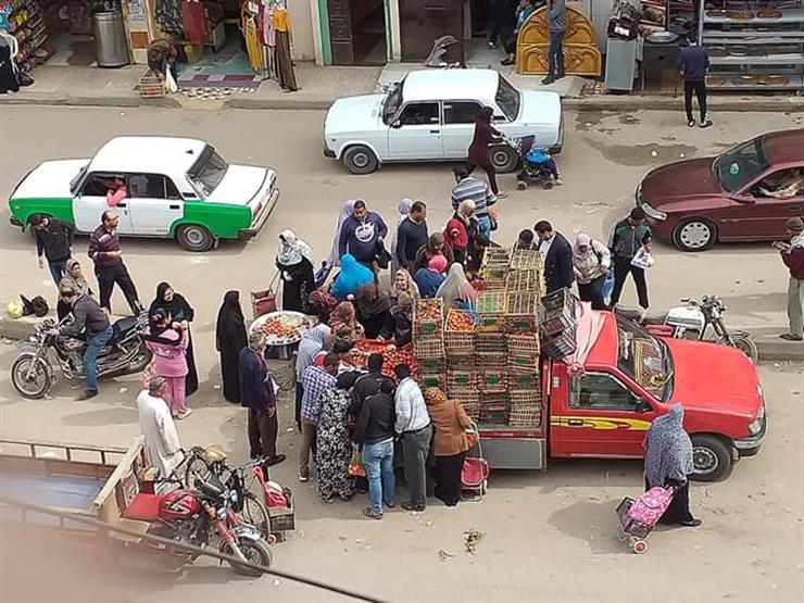 للتحايل على قرار منع الأسواق.. سيارات السلع المتنقلة تجوب شوارع البحيرة للتحايل على قرار منع الأسواق.. سيارات السلع المتنقلة تجوب شوارع البحيرة