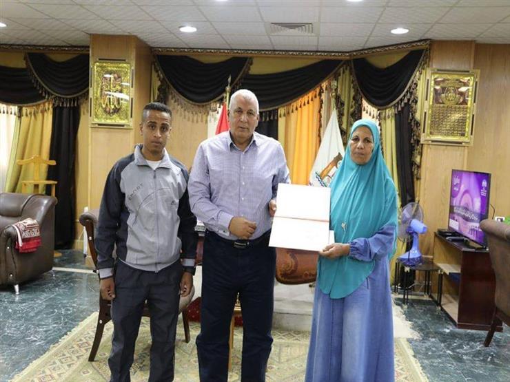 محافظ الوادي الجديد يكرم الفائزة بلقب الأم المثالية محافظ الوادي الجديد يكرم الفائزة بلقب الأم المثالية