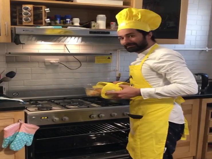 فيديو| بـ"المريلة".. أحمد حاتم يطبخ في العزل المنزلي فيديو| بـ"المريلة".. أحمد حاتم يطبخ في العزل المنزلي