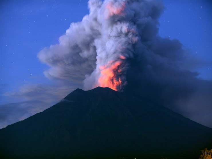 ثوران بركان "اناك كراكاتو" في إندونيسيا