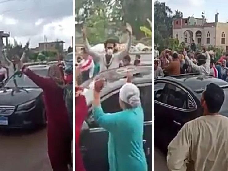 بالفيديو .. أهالي قرية بالبحيرة يستقبلون متعاف من كورونا بزفة وزغاريد بالفيديو .. أهالي قرية بالبحيرة يستقبلون متعاف من كورونا بزفة وزغاريد