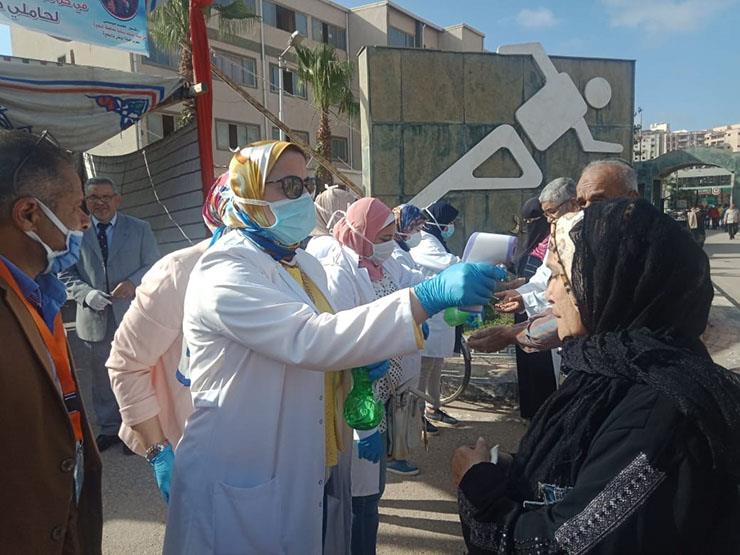 الكشف على أصحاب المعاشات أثناء صرف مستحقاتهم في البحيرة الكشف على أصحاب المعاشات أثناء صرف مستحقاتهم في البحيرة