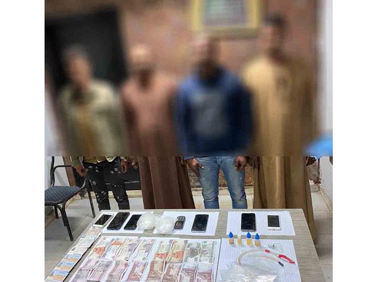 ضبط 4 أشخاص بحوزتهم كمية من "الأيس" بقصد الاتجار في القاهرة ضبط 4 أشخاص بحوزتهم كمية من "الأيس" بقصد الاتجار في القاهرة
