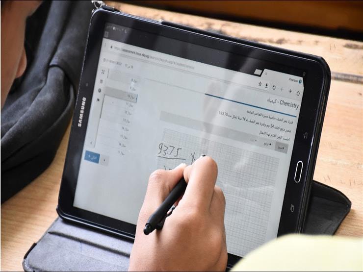 طلاب ثانية ثانوي يؤدون امتحاني "التطبيقات الرياضية وعلم النفس" إلكترونيًا طلاب ثانية ثانوي يؤدون امتحاني "التطبيقات الرياضية وعلم النفس" إلكترونيًا