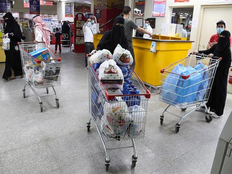 السعوديون يسارعون لتخزين السلع قبل زيادة ضريبة القيمة المضافة السعوديون يسارعون لتخزين السلع قبل زيادة ضريبة القيمة المضافة