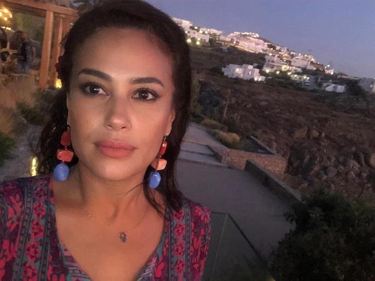 "لا تحنِ رأسك أبدا".. هند صبري تقدم نصيحة لجمهورها "لا تحنِ رأسك أبدا".. هند صبري تقدم نصيحة لجمهورها