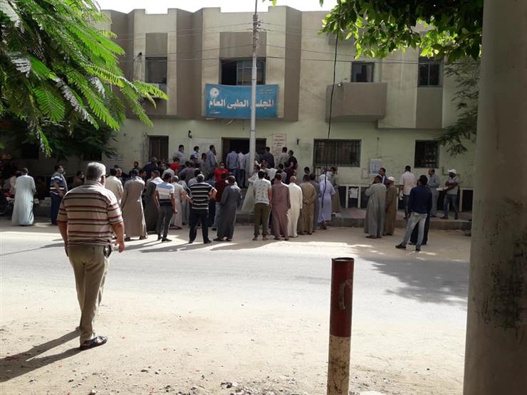 زحام أمام مقر القومسيون الطبي في بني سويف زحام أمام مقر القومسيون الطبي في بني سويف