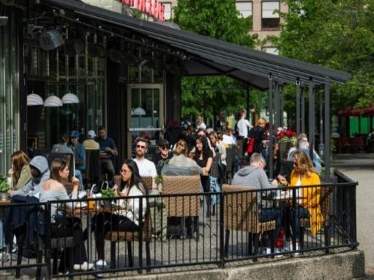السويد تشهد ارتفاعا حادا في عدد الإصابات الجديدة بكوفيد-19 السويد تشهد ارتفاعا حادا في عدد الإصابات الجديدة بكوفيد-19