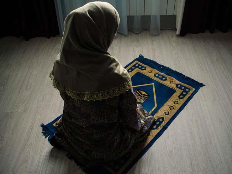 صورة هل يستوي أجر صلاة المرأة الجمعة في المنزل بأجرها في المسجد؟.