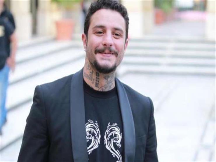 أحمد الفيشاوي في أحدث صورة لعائلته ويقبل زوجته أحمد الفيشاوي في أحدث صورة لعائلته ويقبل زوجته