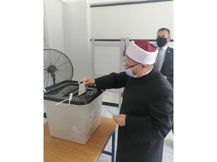 المفتي يدلي بصوته في انتخابات الشيوخ: أدعو الجميع للمشاركة الفعالة المفتي يدلي بصوته في انتخابات الشيوخ: أدعو الجميع للمشاركة الفعالة