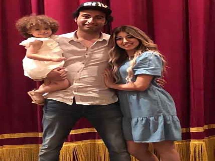 فيديو وصور في حضور زوجته ابنة علي ربيع تقدم له بوكيه و مصراوى