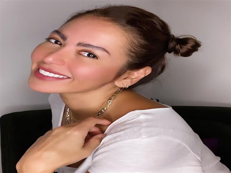لقاء الخميسي بصحبة زوجها على شاطئ البحر لقاء الخميسي بصحبة زوجها على شاطئ البحر