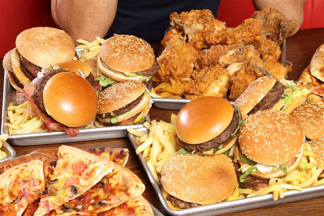 تعشق الوجبات السريعة؟.. إليك نصائح وإرشادات لتقليل أضرارها تعشق الوجبات السريعة؟.. إليك نصائح وإرشادات لتقليل أضرارها