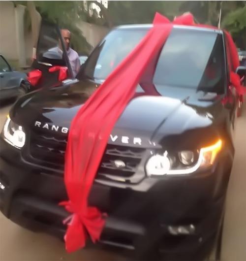 بالصور.. سيارة هدية للزعيم عادل إمام بمناسبة عيد ميلاده | مصراوى
