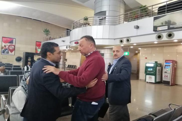 وزير الرياضة ونائب رئيس الأهلي يستقبلان الخطيب في مطار القاهرة